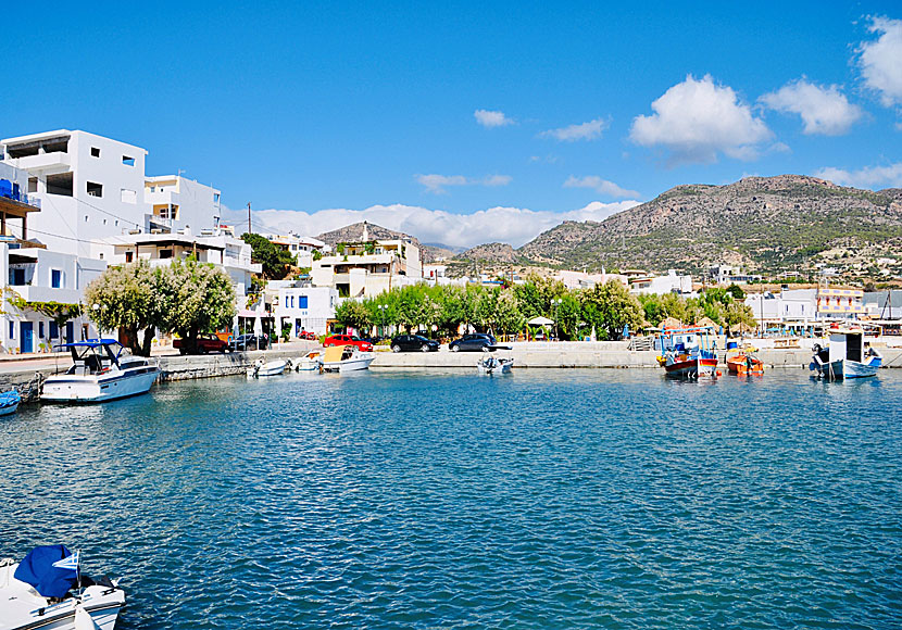 Den lilla gulliga hamnen i Makrigialos på Kreta.