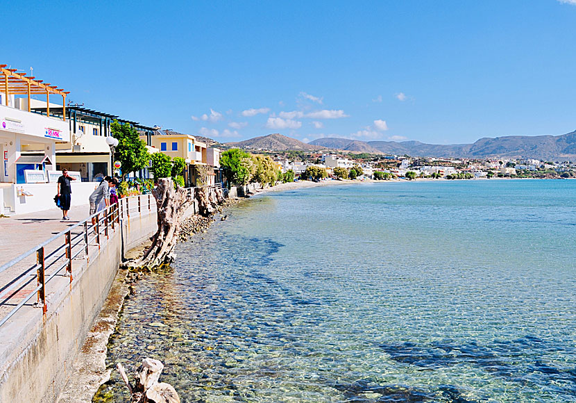 Den mysiga strandpromenaden i Makrygialos på södra Kreta.