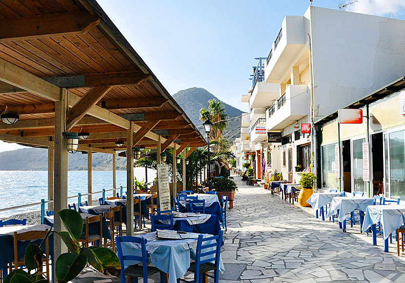 Bra tavernor och restauranger längs strandpromenaden i Mirtos på södra Kreta.