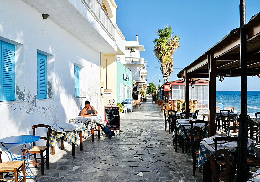 Bra kaféer och barer längs strandpromenaden i Mirtos på södra Kreta.