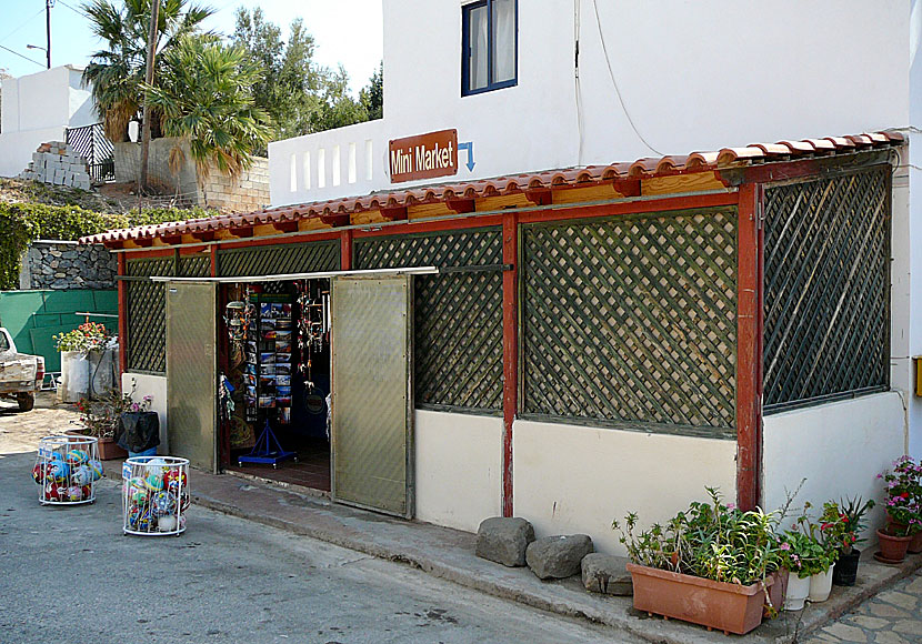 En minimarket ligger i samma hus som Agios Pavlos Hotel.