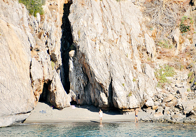 I Big Beach i Agios Pavlos söder om Rethymnon finns flera mindre stränder och grottor där man kan bada naken.