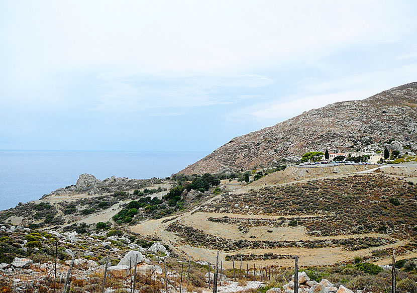 Klostret Moni Preveli ligger ovanför parkeringsplatsen ovanför Preveli beach.