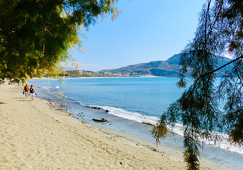 Den barnvänliga sandstranden i Plakias på Kreta.