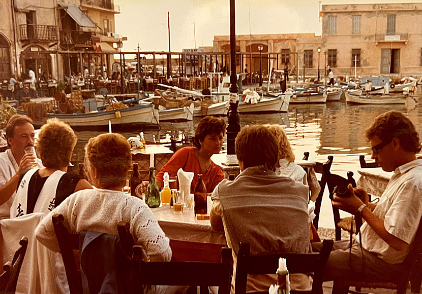 Tavernor och fiskebåtar från 1985 i Venetianska hamnen i Rethymnon på Kreta.