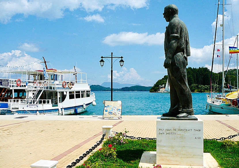 Staty av skeppsredaren Aristoteles Onassis i Nidri på Lefkas.