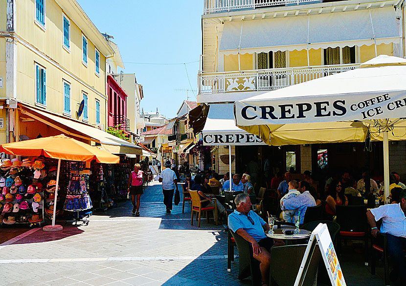 Mysiga kaféer och barer på Lefkas i Grekland.