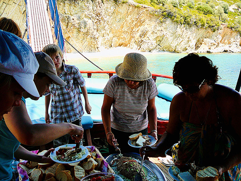 Lunch ombord på utflyktsbåten M/S Christina utanför den lilla ön Kastos nära Nidri på Lefkas.