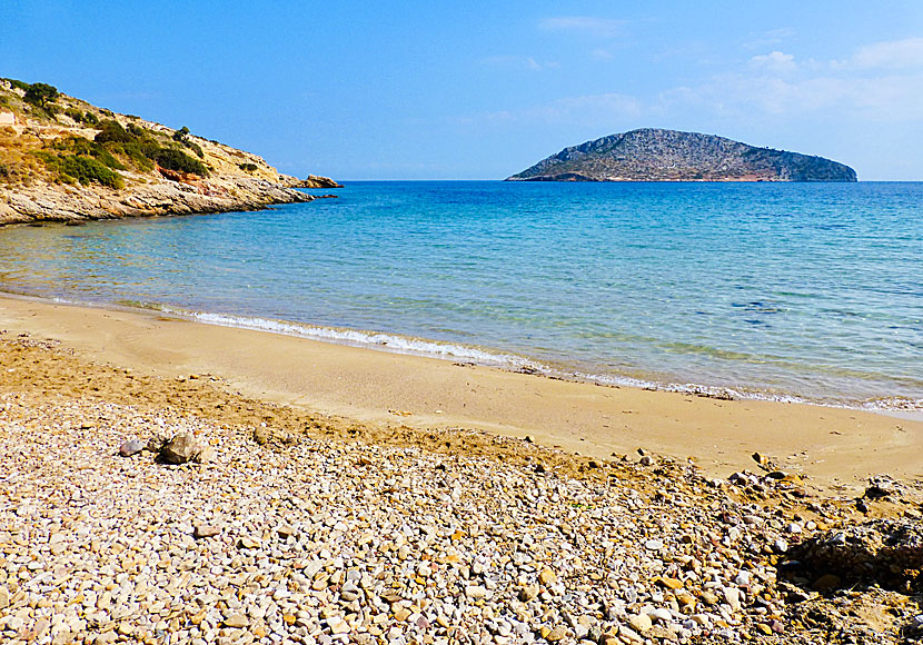 Agia Kioura beach och ön Strongyli på Leros i Dodekaneserna.