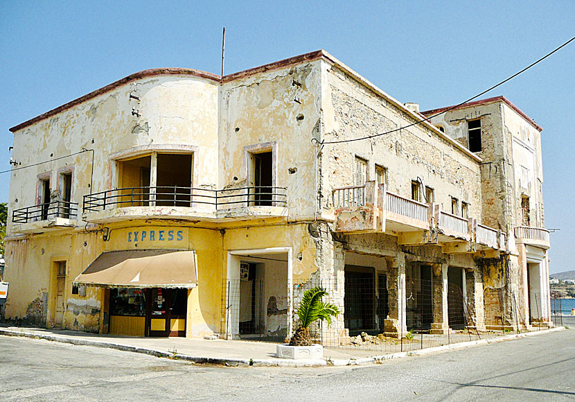 De flesta husen i Lakki på Leros låg i ruiner under många år, nu är många hus renoverade.