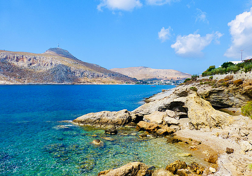 Utanför krabbkyrkan på Leros finns en liten strand som duger för ett dopp. 