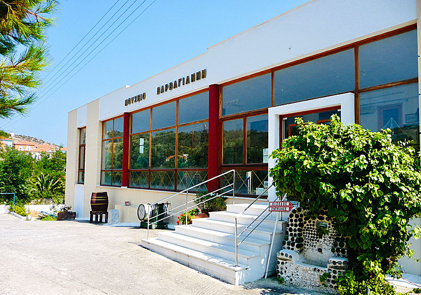 Barbayianni ouzo museum i Agios Isidoros på Lesbos har öppet måndag till fredag 09.00-16.00.