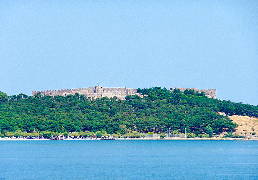 Castle of Mytilini har anor från 1200-talet och är en av de största borgarna i Grekland.