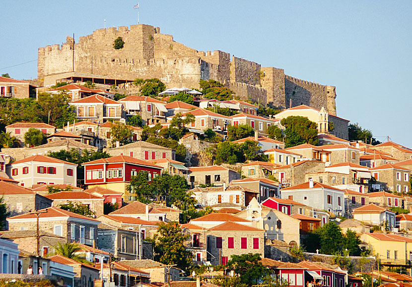 Borgen och de gamla delarna av Molyvos på Lesbos i Grekland.