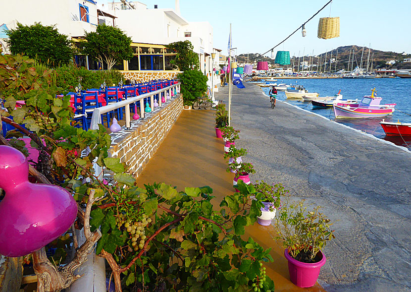 Restauranger och tavernor längs hamnpromenaden på Lipsi i Grekland.