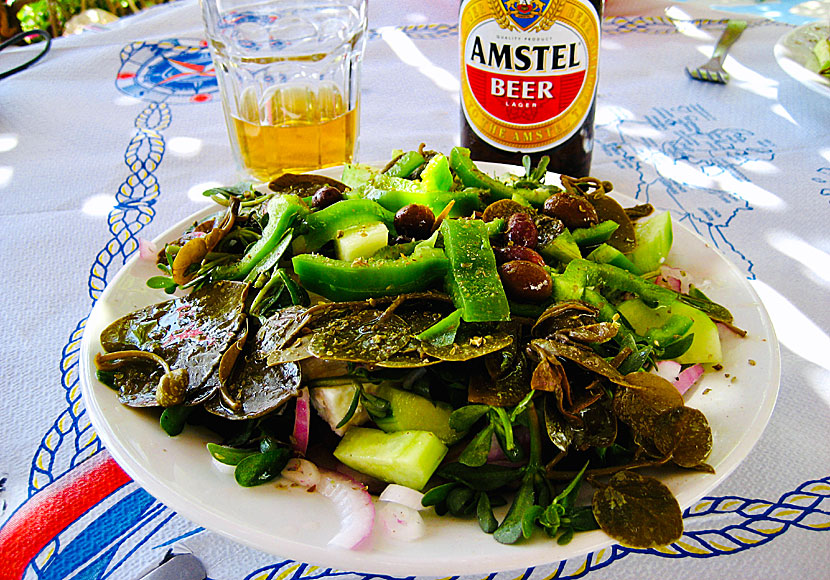 Grekisk sallad med kapris och kaprisblad på Dilaila Restaurant på ön Lipsi i Grekland.