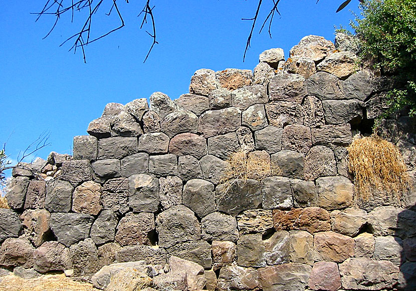 Den gamla försvarsmurarna som skyddade den antika teatern och byn på Milos.