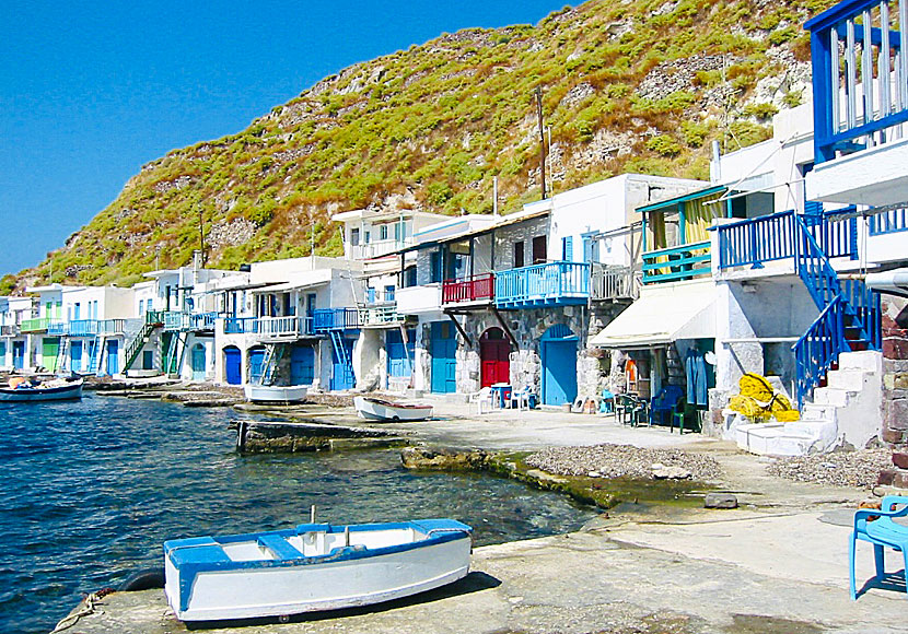 De färgglada båthusen i Klima på Milos heter syrmata på grekiska.
