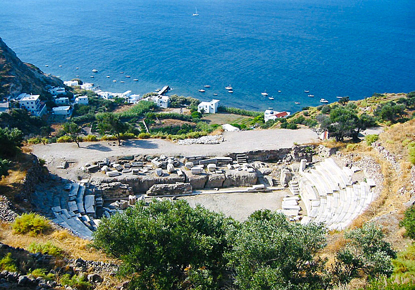 Från den antika teatern på Milos har man fin utsikt över den antika staden Klima.