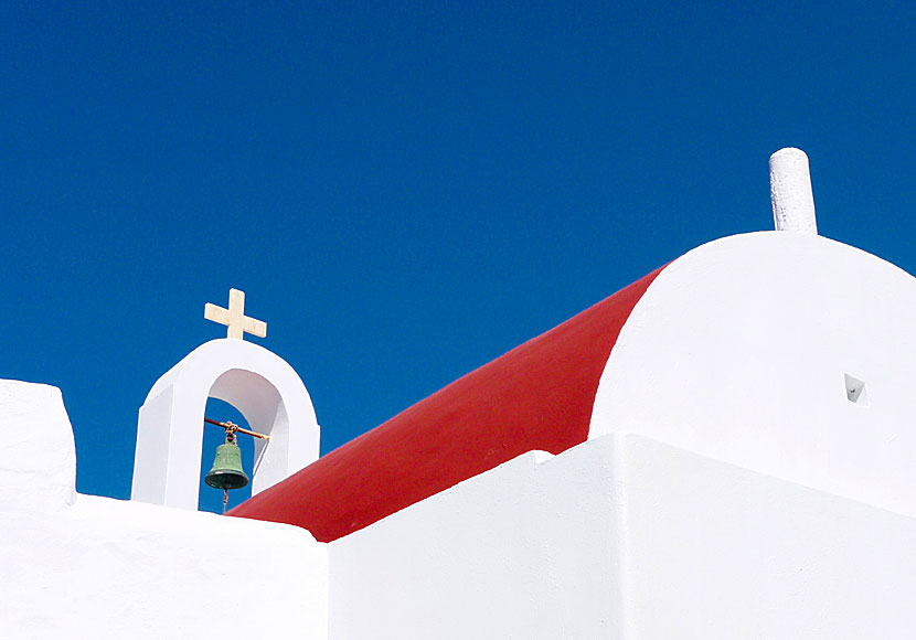 Många kyrkor på Mykonos har röda tak. Som Agios Ioannis church vid Agios Ioannis beach.