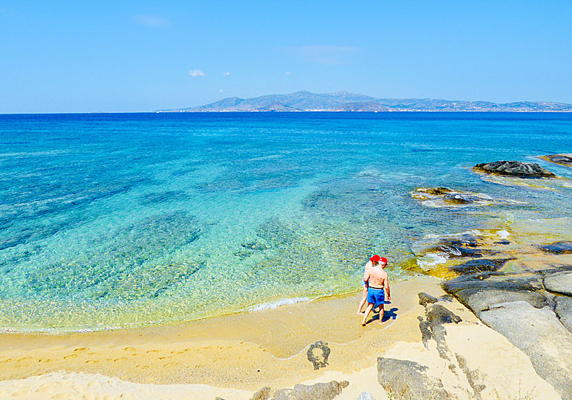 Missa inte att gå mellan stränderna Agios Prokopios, Agia Anna, Maragas och Plaka när du reser till Naxos.