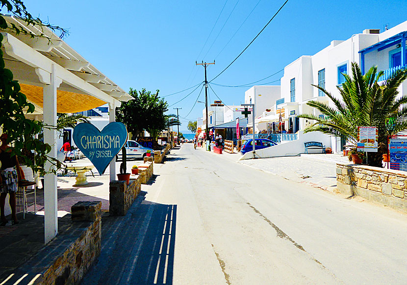 Affärer, barer, kaféer, supermarket, bil- och mopeduthyrare i Agios Prokopios. 
