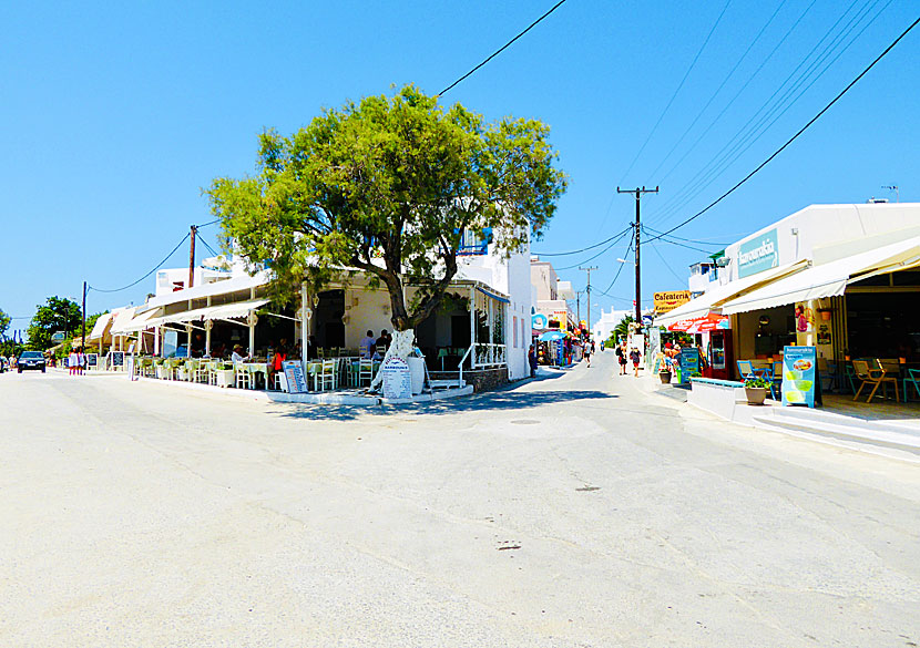 Strandpromenaden och huvudgatan i Agios Prokopios på Naxos.