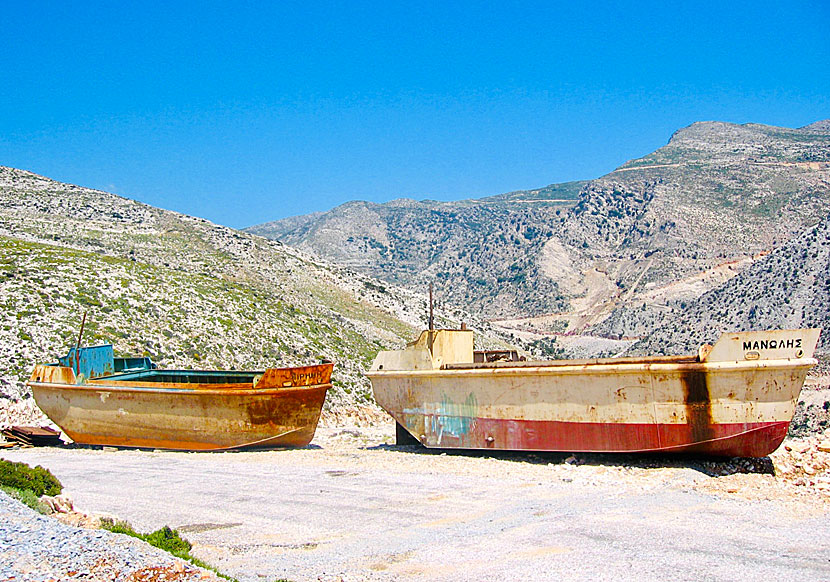 Båtar som skeppade stenarna emery från hamnen i Moutsouna.