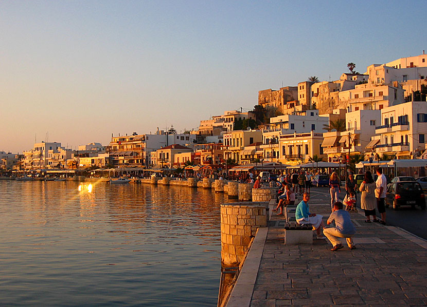 Hamnpromenaden i Naxos stad.