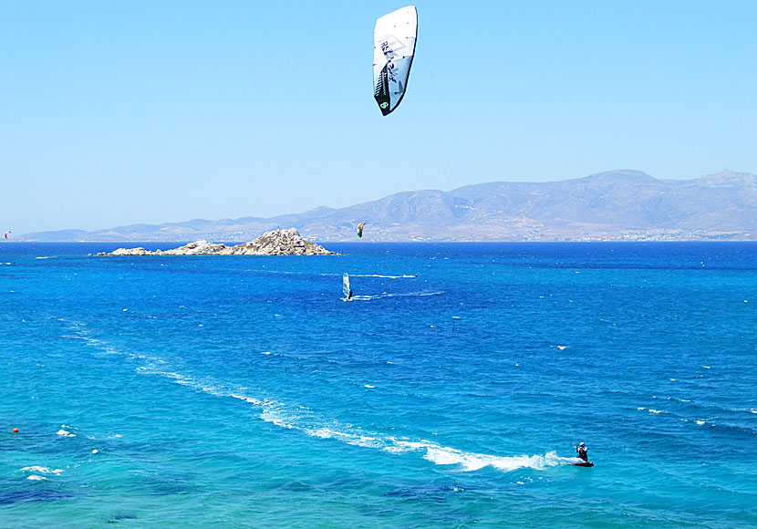 Kite- och vindsurfare vid Mikri Vigla beach på Naxos.
