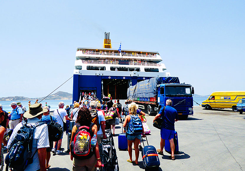 Färjan Blue Star Delos i hamnen i Naxos stad.