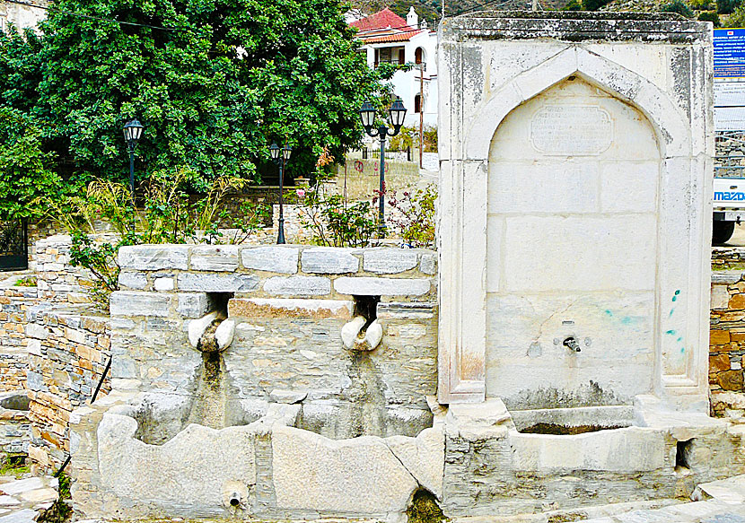 Gamla vattentappar och fontäner i byn Filoti.