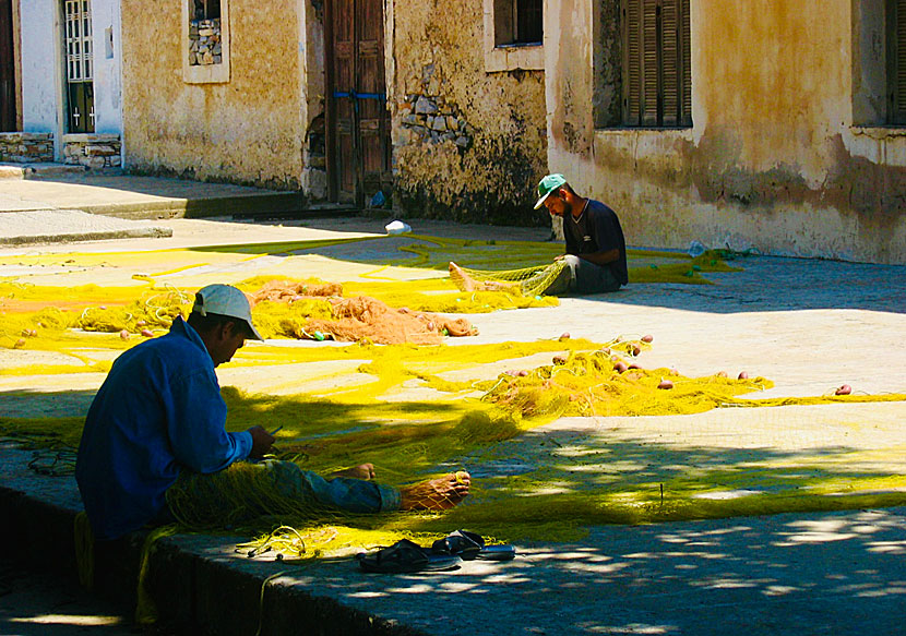 Fiskare som lagar sina nät i Moutsouna.