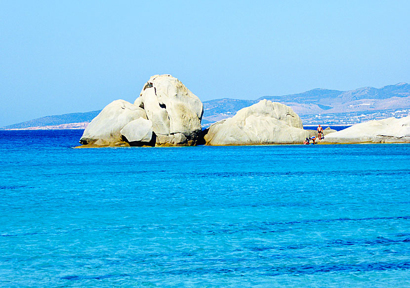 Snorkla vid klipporna som omger Kastraki beach på Naxos.