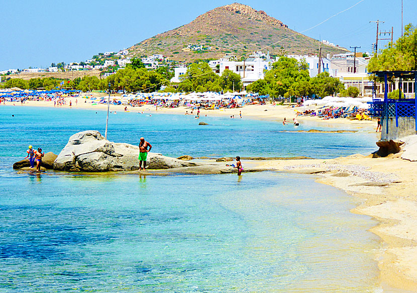 Barn älskar stranden i Agios Prokopios. 