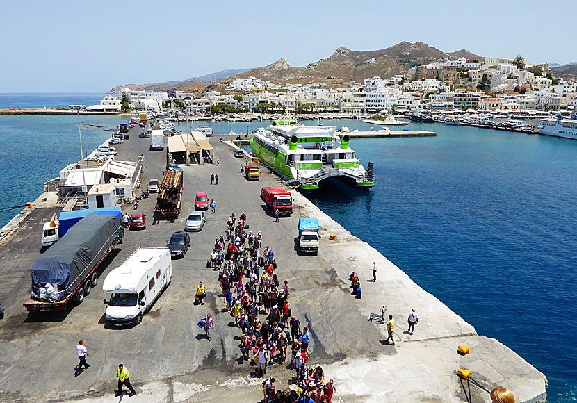 Katamaran i hamnen i Naxos stad. 