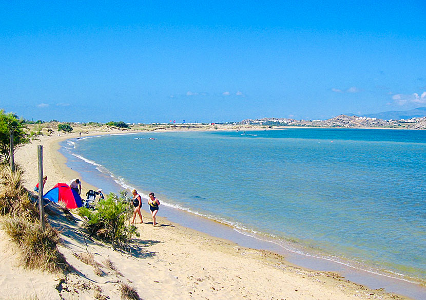 Laguna beach nära stranden i Agios Georgios och Naxos stad.