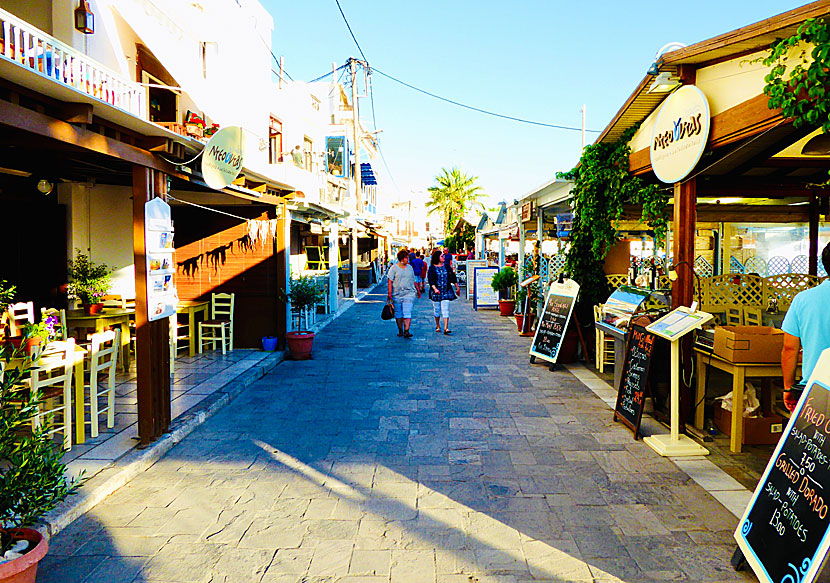 Bra restauranger, tavernor, kaféer och barer längs hamnpromenaden i Naxos stad.