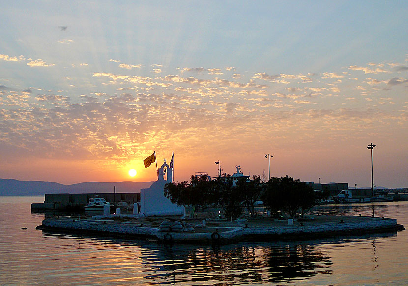 Solnedgången vid Panagia Mirtidiotissa church i Naxos stad.