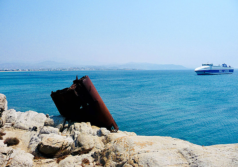 Skorsten från skeppsvraket “Marianna” som gick under utanför Naxos den 24 juli 1981.