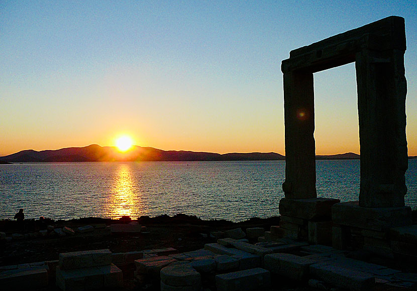Från Naxos kan man se solen gå ner bakom grannön Paros.