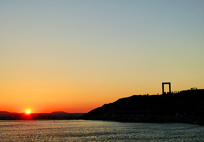 Den spektakulära solnedgången vid Portara på Naxos.