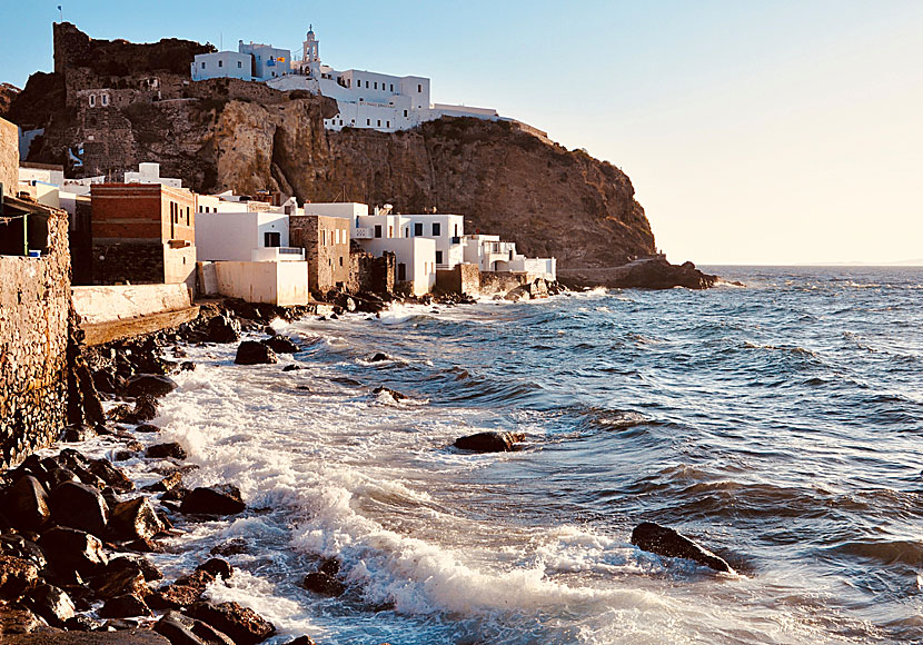 Klostret Panagia Spiliani i Mandraki. Stigen till Hohlaki beach börjar till höger i bild. 