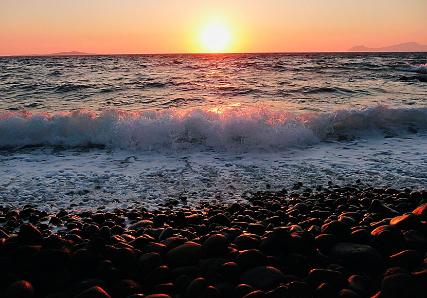 Den bedårande solnedgången vid Hohlaki beach i Mandraki på Nisyros.