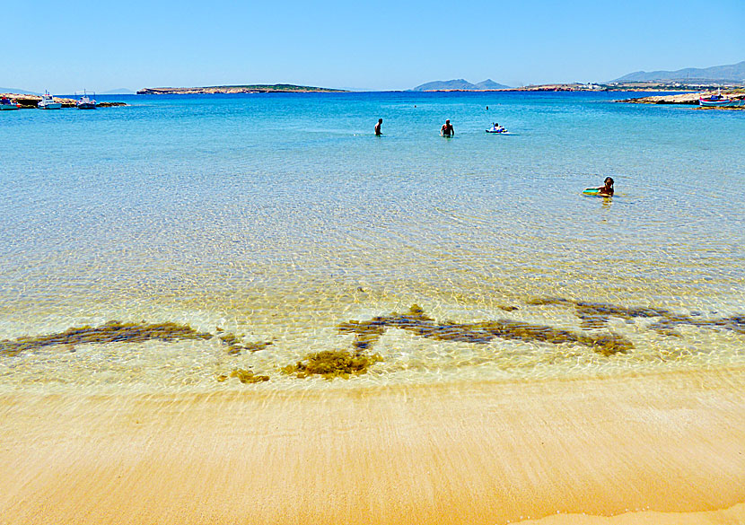 Stränderna Aliki och Santa Marie är två av de barnvänligaste stränderna på Paros.