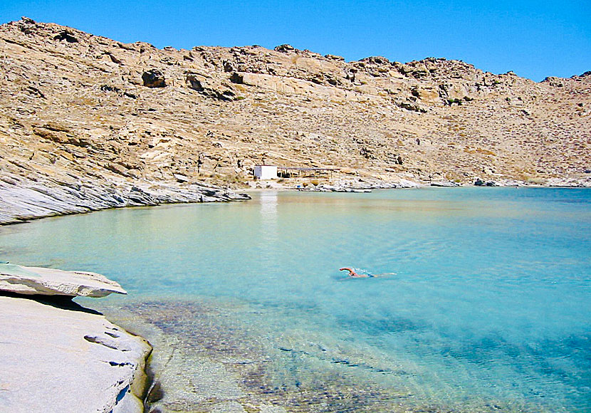 Paros officiella nudiststrand ligger efter stränderna Monastiri och Kolymbithres.