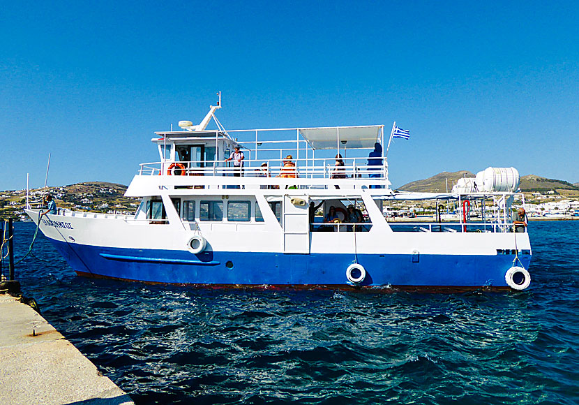 Åka båt mellan Parikia på Paros och grannön Antiparos.