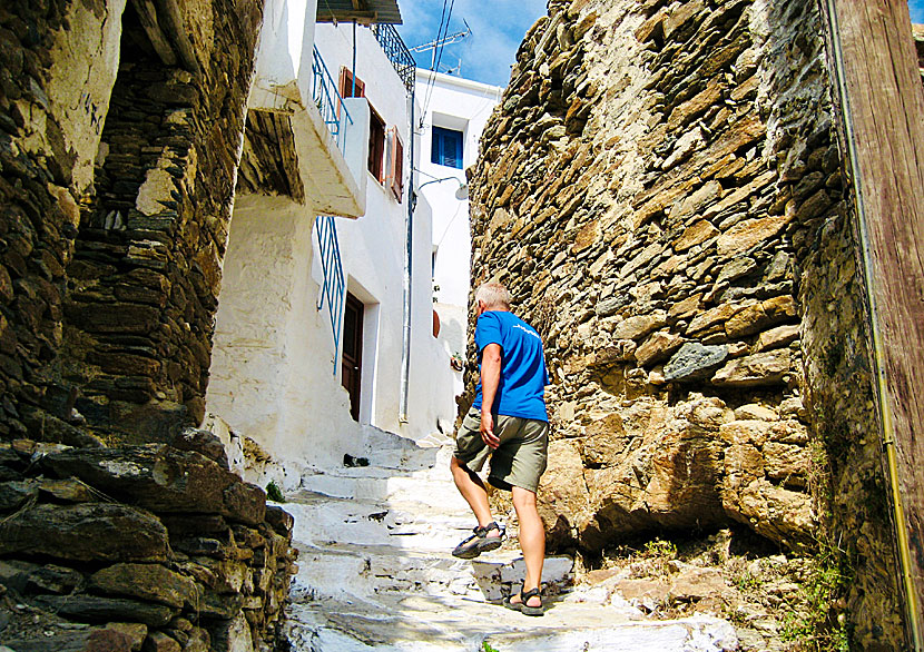 Byn Lefkes på Paros är en mix av hus i ruiner och renoverade hus.