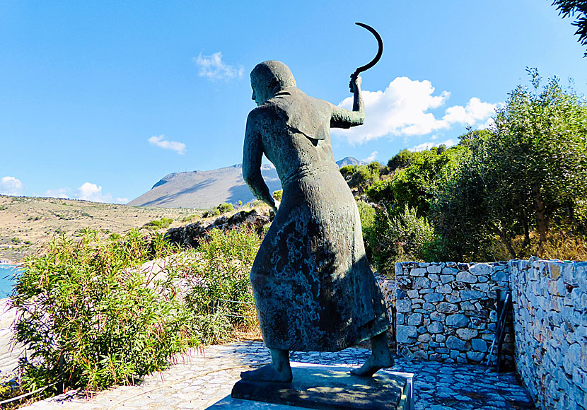 Staty över en arg kvinna på parkeringsplatsen utanför Diros Caves.