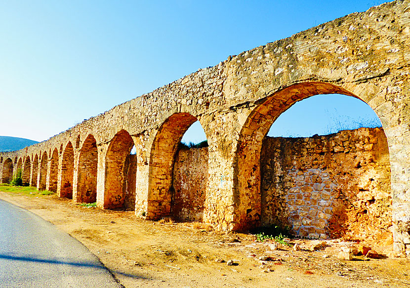Den imponerande akvedukten i Pylos som ligger längs vägen till Methoni, Finikounda och Koroni.